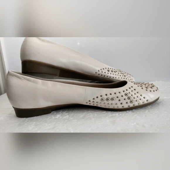 Aerosoles Women's Size 11 M Cream flats with studs - Picture 4 of 7